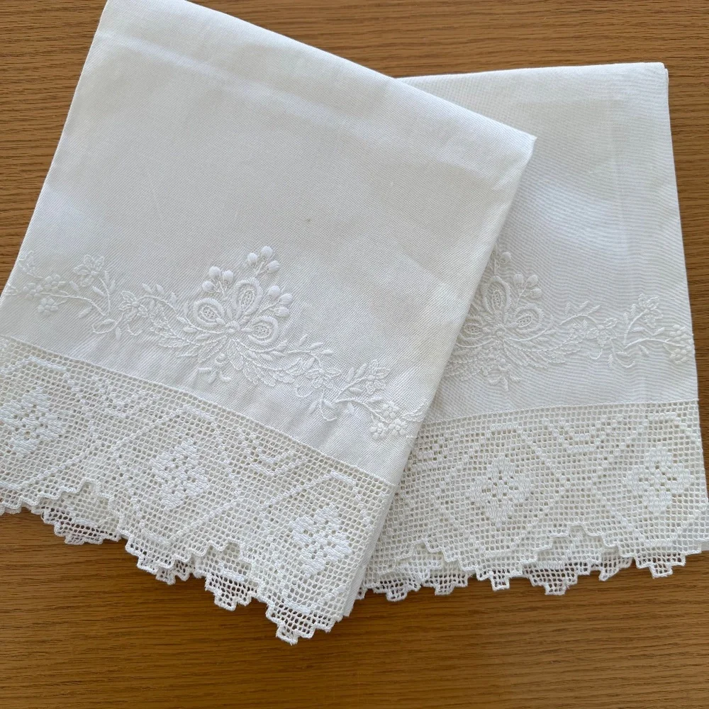 SET OF 2 LARGE EMBROIDERED TOWELS